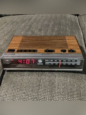 Vintage General Electric GE AM/FM Clock Radio Alarm # 7-4624B Wood Grain